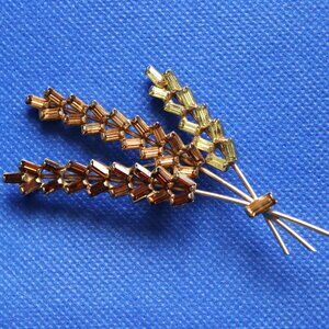 1960-S KEYES SIGNED VINTAGE GOLD-TONE WHEAT SHEAF BROOCH WITH BAGUETTE-CUT CRYST